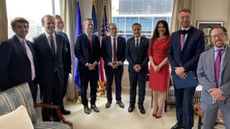 Korporata amerikane do të financojë hekurudhën dhe projektet e tjera