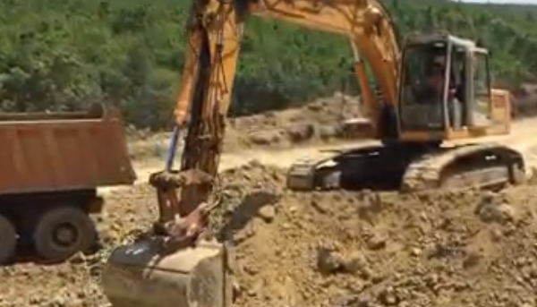 Tragjike: Ekskavatori rrokulliset dhe një person e humb jetën