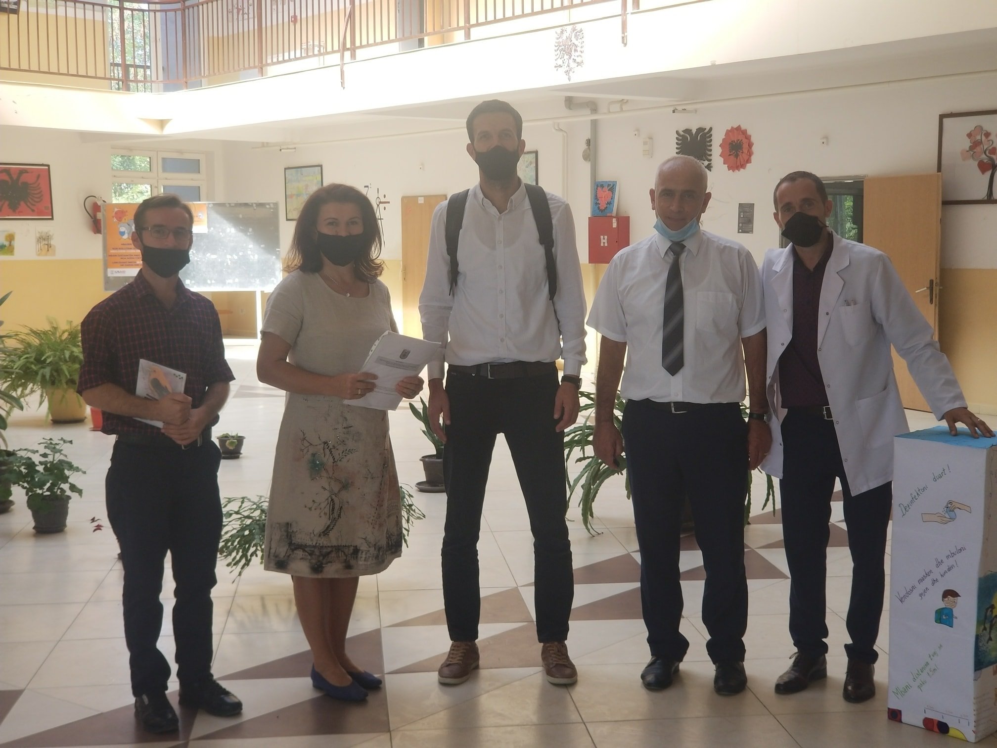 Deputeti i VV-së ndan pagën e shtatori për nxënësit me kushte të këqija