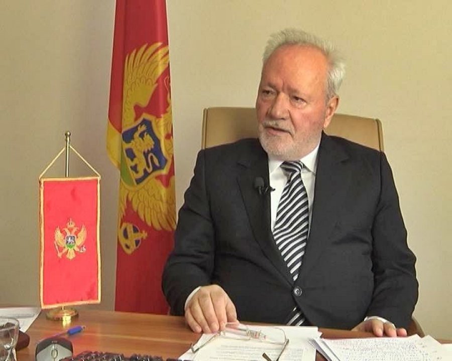 Dinosha i drejtohet Abazoviqit: Ka ardhur koha të shpëtosh Malin e Zi