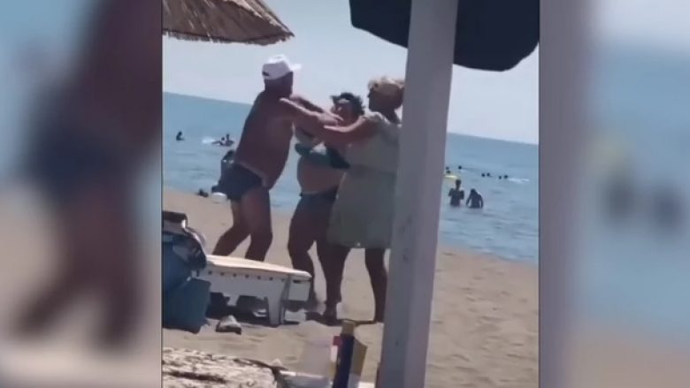 Rrahje mes një gruaje dhe një burri në një plazh të Malit të Zi