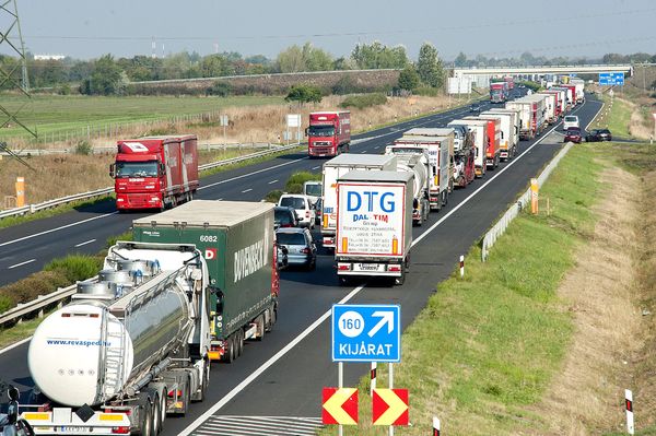 Austria ndalon kamionët dhe autobusët kosovarë, nuk i lejon të hyjnë në territorin e tyre