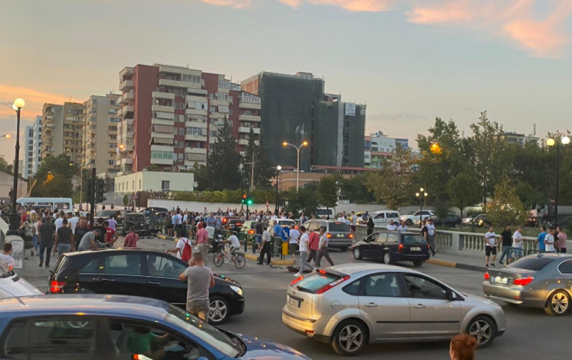 Shpërthim i fuqishëm eksplozivi në Tiranë, dyshohet për atentat