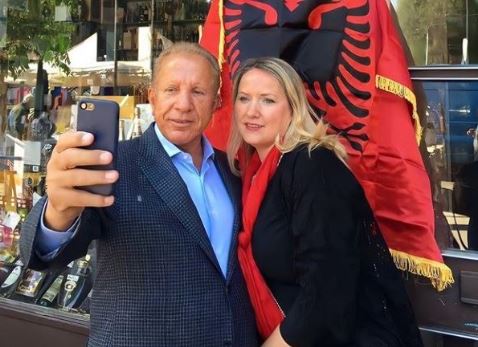 Behgjet Pacolli poston një selfie me gruan e tij