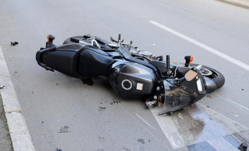 Aksident mes motoçikletës dhe veturës në Prishtinë, lëndohet një person