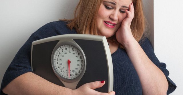 Pse mërzitja dhe stresi janë të lidhura me shtimin në peshë