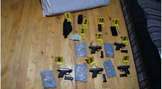 Aksion i policisë në rajonin e Pejës, arrestohet 11 persona – konfiskohen armë, municion dhe para
