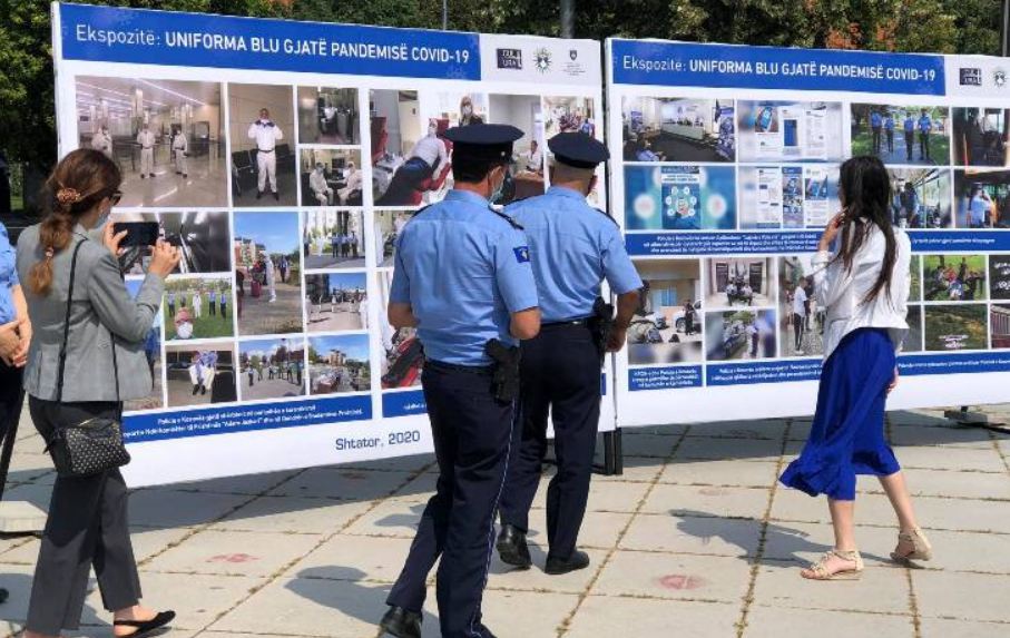 Hapet ekspozita “Uniformat blu” që pasqyron punën e Policisë së Kosovës në pandemi