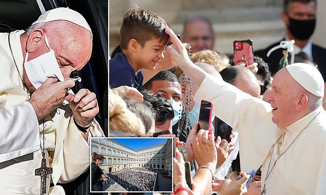 Papa Françesku heq maskën dhe prek besimtarët në Vatikan/ I zotohet audiencës së kufizuar se “do të mundim koronavirusin”