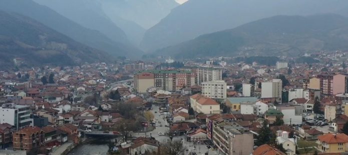 Kryetari i Pejës publikon pamje ku shihet një qytetare duke hedhur mbeturina në Lumbardh