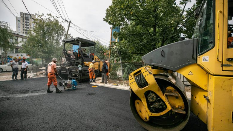 Asfaltohen rrugët në Pejton, rryma futet nën tokë