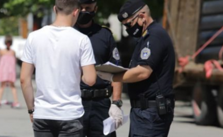 Polici nuk mban maskë, e gjobit qytetarin për të njëjtën shkelje