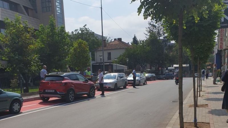 Policia fillon t’i gjobis shoferët që parkojnë mbi shtegun e ri të biçikletave në Prishtinë