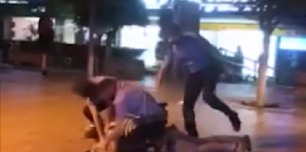 Policia e rrah qytetarin në sy të fëmijëve në qendër të Prishtinës vetëm pse s’kishte maskë