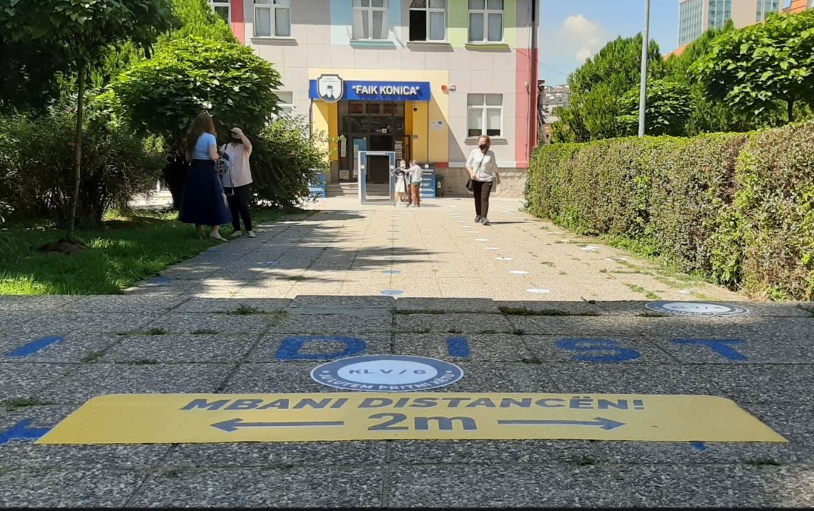 Dy shkolla të mëdha të Prishtinës kalojnë online