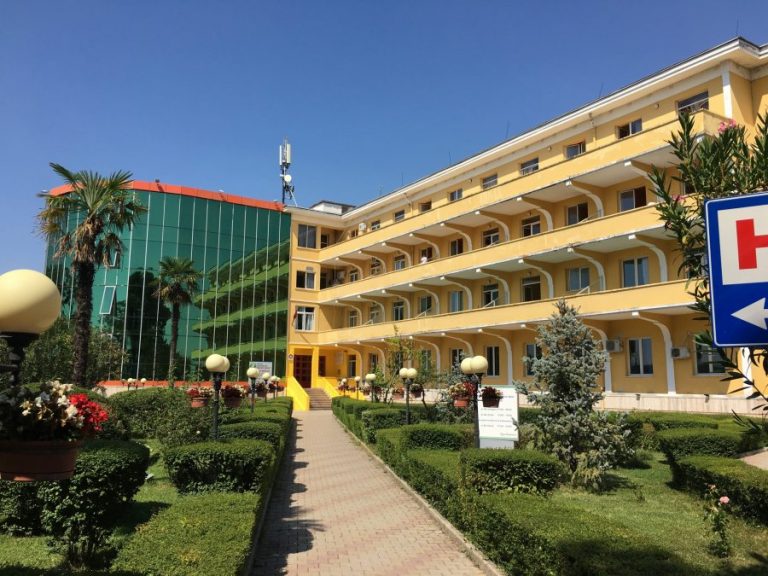 Pacienti me koronavirus  hidhet nga kati i katërt i spitalit