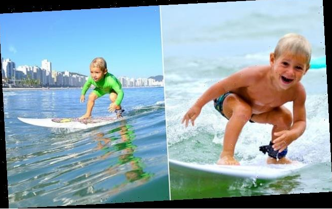 Surfisti 4-vjeçar bëhet ‘hit’ në internet duke lundruar mbi valë pa u ndihmuar nga askush