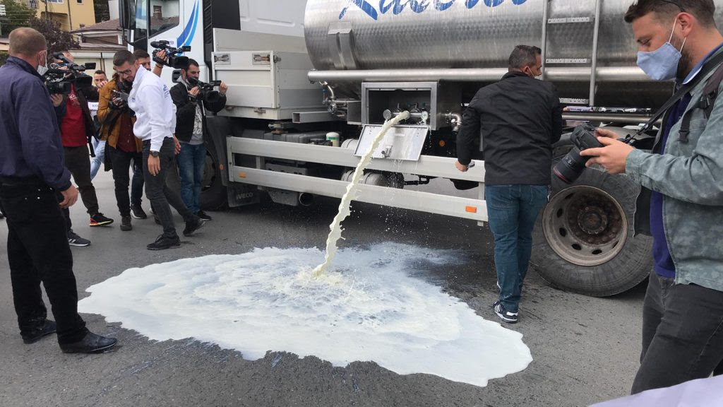 Bllokohet rrethi i “Dragodanit” derdhët qumështi në rrugë