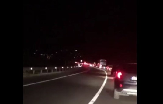 Kolonë e gjatë e kosovarëve të cilët po kthehen nga Shqipëria