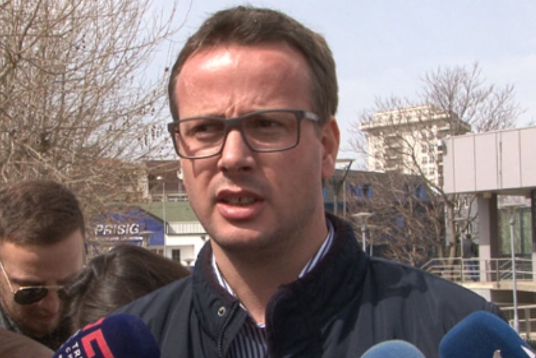 Gazetari Vehbi Kajtazi akuzon shtetin për vdekjen e familjares së tij