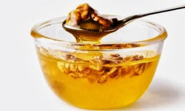 Për gjumë të ëmbel provoni receten me mjaltë dhe arra