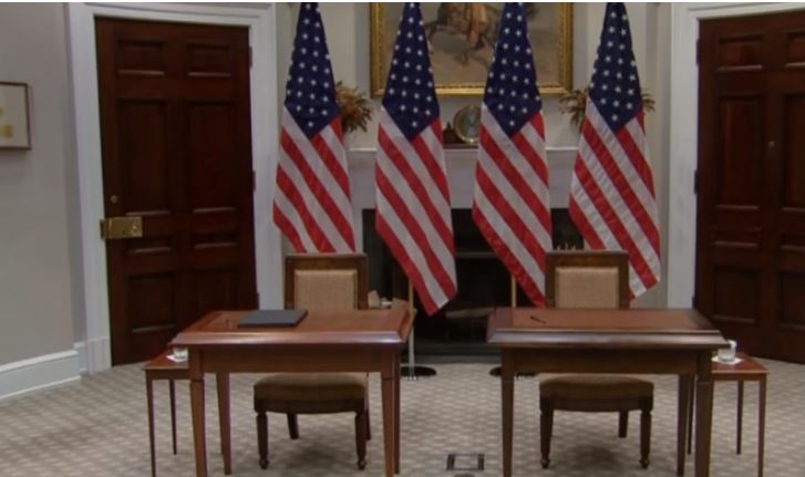 Për pak çaste nis ceremonia e nënshkrimit të marrëveshjes Kosovë – Serbi, pa flamuj