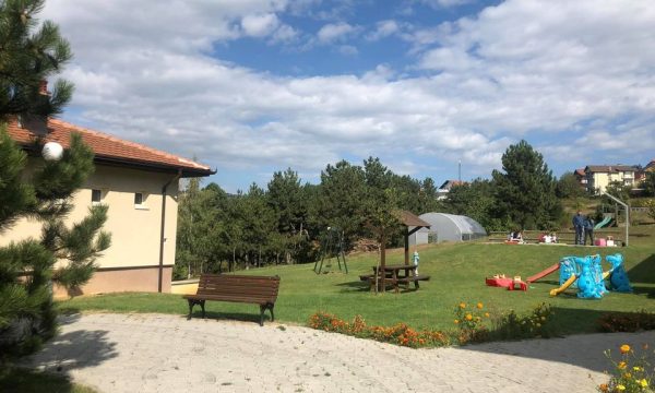 “Disa kanë ngrënë gjithë jetën bukë e ujë” – histori të fëmijëve të braktisur në Kosovë