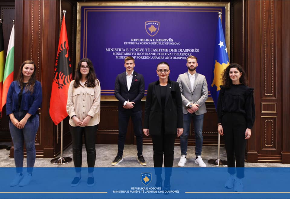 Kryediplomatja thotë se e mbajti premtimin – pesë studentë nga Presheva fillojnë praktikën në MPJD