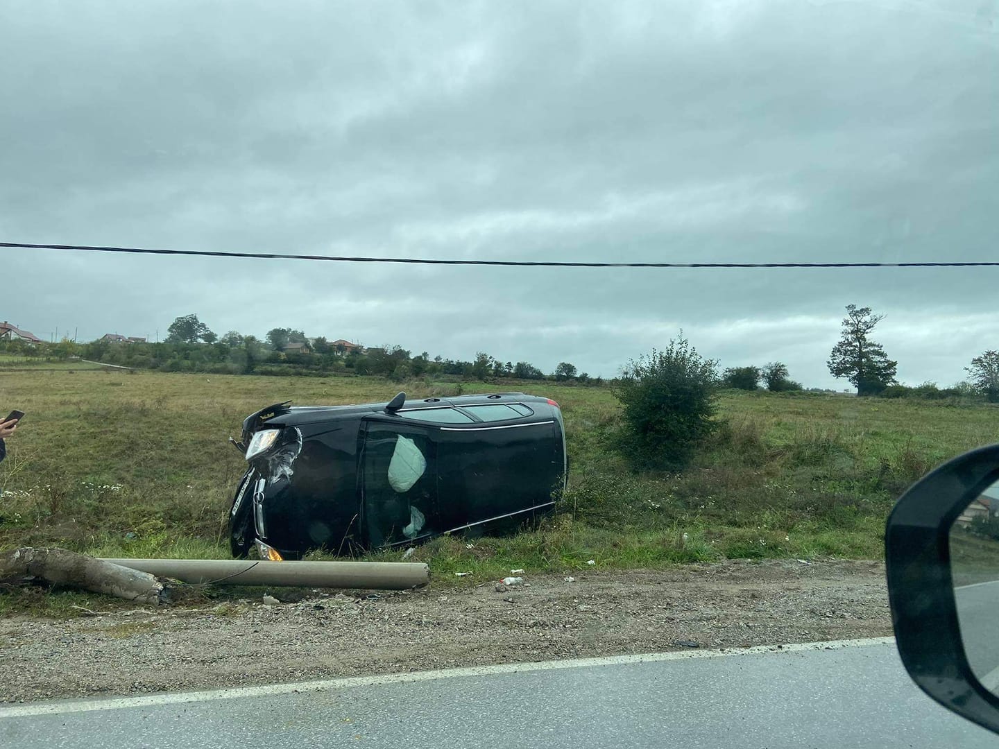 Aksident i rëndë në rrugën Gjilan – Prishtinë, vetura përfundon jashtë rrugës