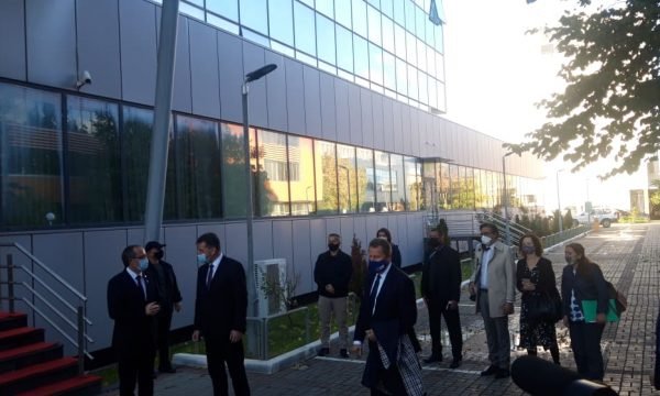 Lajçak arrin në Prishtinë, Hoti e pret në takim