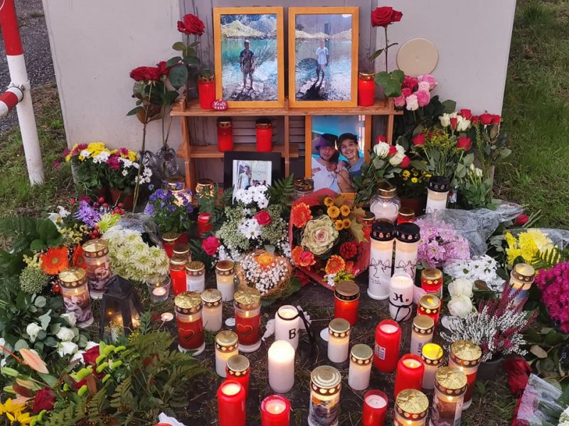 Pamje nga vendi ku ndodhi rasti tragjik në Gjermani, ndizen qirinj në përkujtim të vëllezërve Arifi