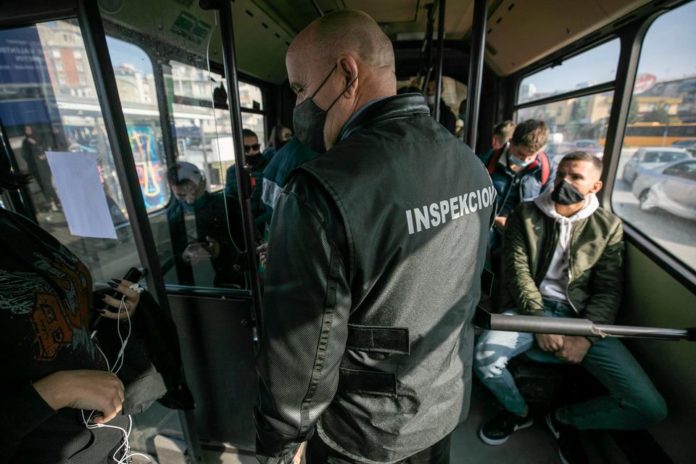 Policia kontrolle nëpër autobusë për distancë e maska, dënime 200 deri 500 euro