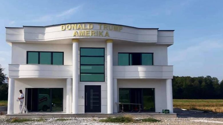Ndodh edhe kjo: Qytetari nga Istogu ndërton shtëpinë me mbishkrimin “Donald Trump Amerika”