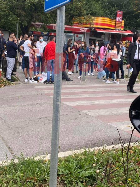 Bie pa ndjenja një person në Prishtinë