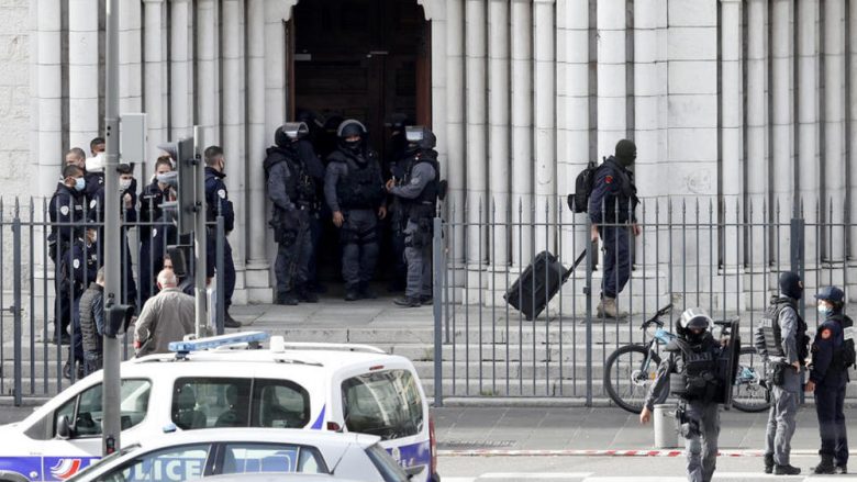 Publikohet fotografia e sulmuesit në Nice, që vrau tre persona dhe njërit prej tyre ia preu kokën