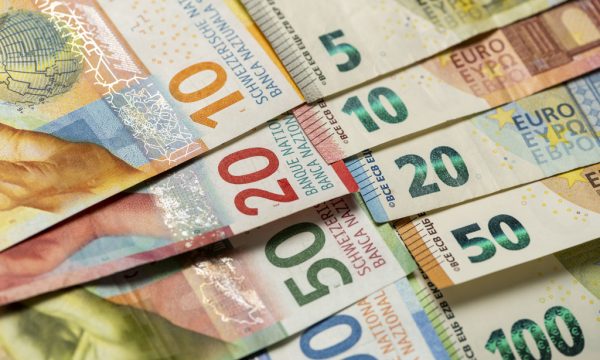 Propozimi në Zvicër: Çdo qytetari nga 7 mijë e 500 franga