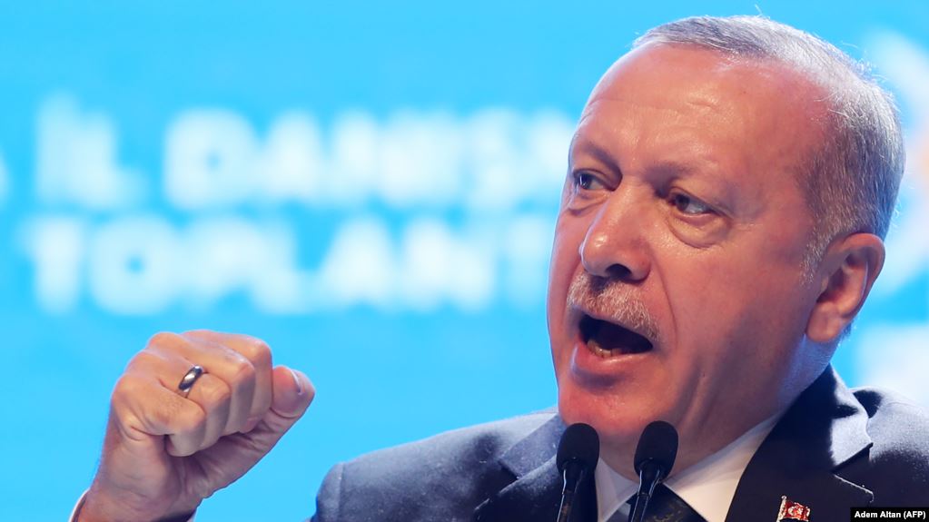 Erdogan u bën thirrje turqve që t’i bojkotojnë mallrat franceze