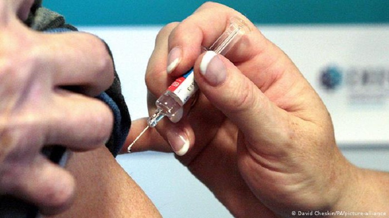 Ekspertët zbehin euforinë për rikthimin në normalitet: Vaksinimi kundër Covid zgjat me vite