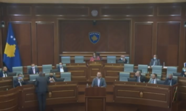 “Rrenc”, tensionohet situata në Kuvend: Zemaj përplaset me deputetin e VV-së, ndërhynë Kujtim Shala