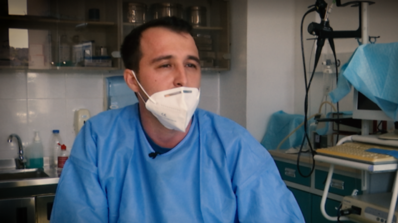 Rrëfimi i dhimbshëm i doktorit kosovar: Babai 83 vjeç shpëtoi, i biri i tij 42 vjeçar vdiq nga koronavirusi