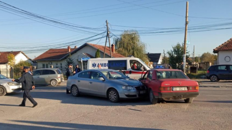 Aksident në Mitrovicë, lëndohen dy gra dhe një fëmijë