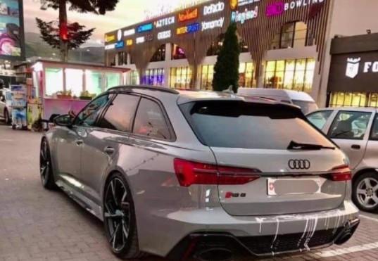 Mërgimtarit nga Zvicra ia bëjnë veturën me ngjyrë në parking