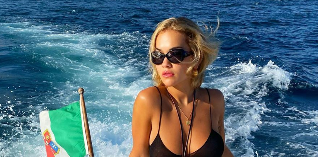 Nga plazhi e deri në krevat, Rita Ora kujton disa momente nga vera e kaluar