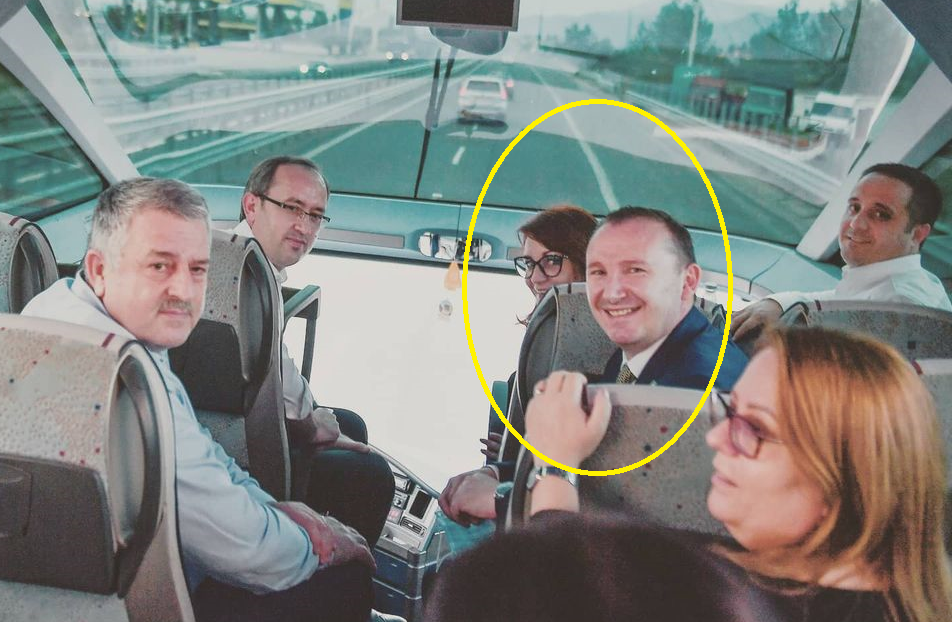 Kërkoi që qytetarët që nuk mbajnë maska në veturë me familjarë të dënohen, por Zemaj shfaqet pa maskë në autobusin plot qeveritarë