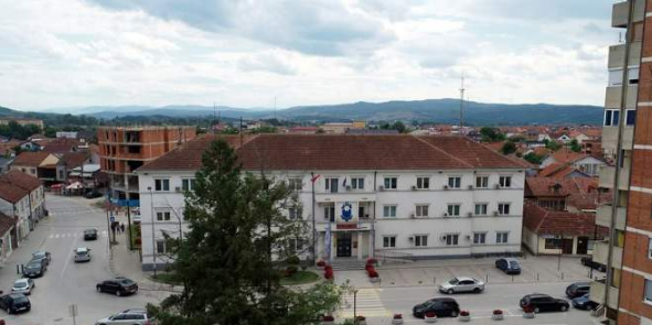 Ndodh edhe kjo: S’pranoi ta lëshojë himnin e Serbisë, paditet drejtori shqiptar në Bujanoc