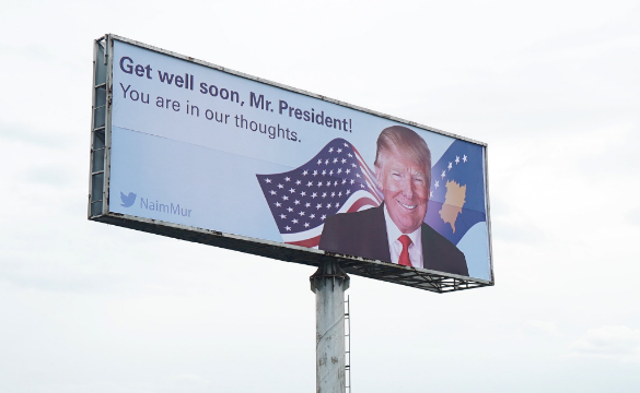 Këshilltari i Pacollit vendos një billbord gjigant për Trumpin afër Aeroportit të Prishtinës
