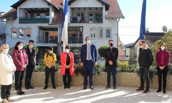 Ambasadorja e Francës në Kosovë mban një minutë heshtje për nder të mësuesit të vrarë francez