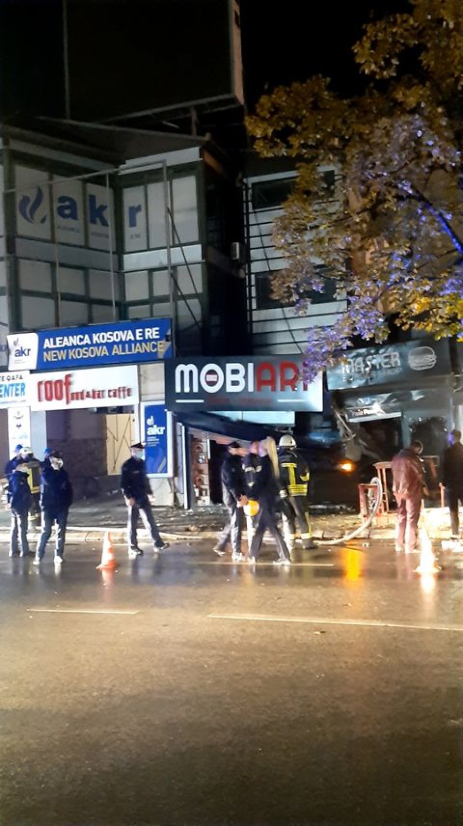 Një person lëndohet pasi humb kontrollin e veturës dhe futet në dy dyqane në Prishtinë