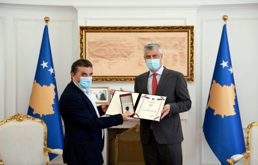 Thaçi dekoron me Medalje Presidenciale profesorët Krasniqi e Bashota