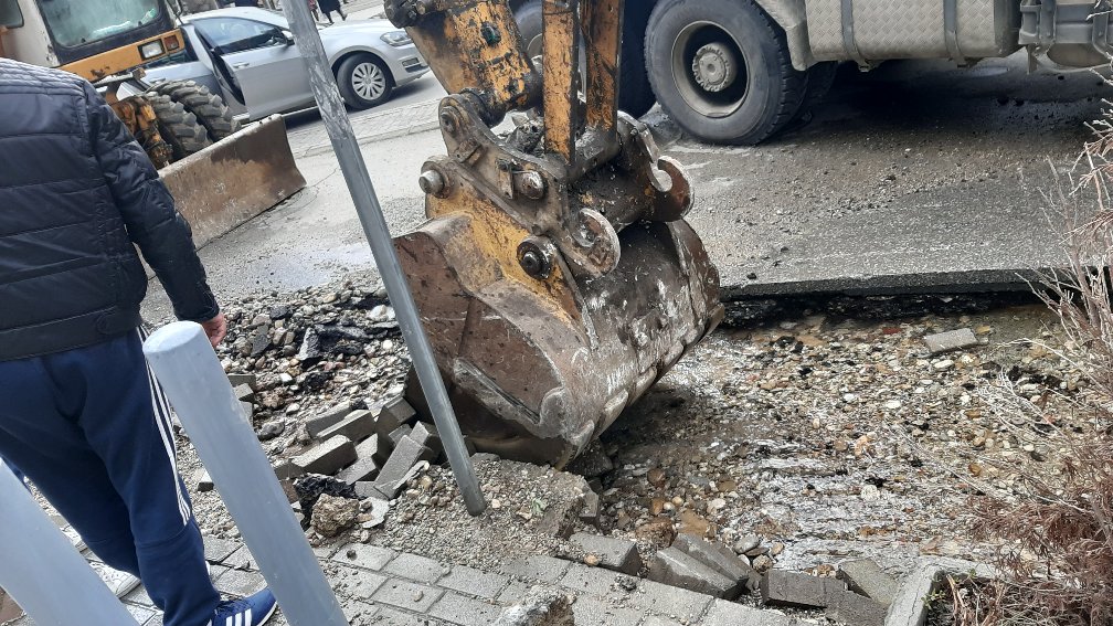 Veç 200 euro gjobitet kompania që shpërtheu gypin e ujit në rrugën “Agim Ramadani”